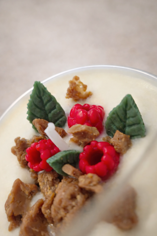 Vela artesanal de cera de soja aroma frambuesa vainilla y caramelo
