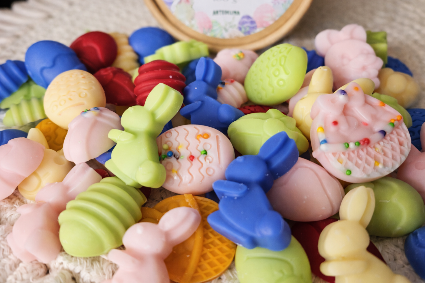 Detalle de wax melts artesanales de soja aroma fresas con nata con diseño especial de Pascua.