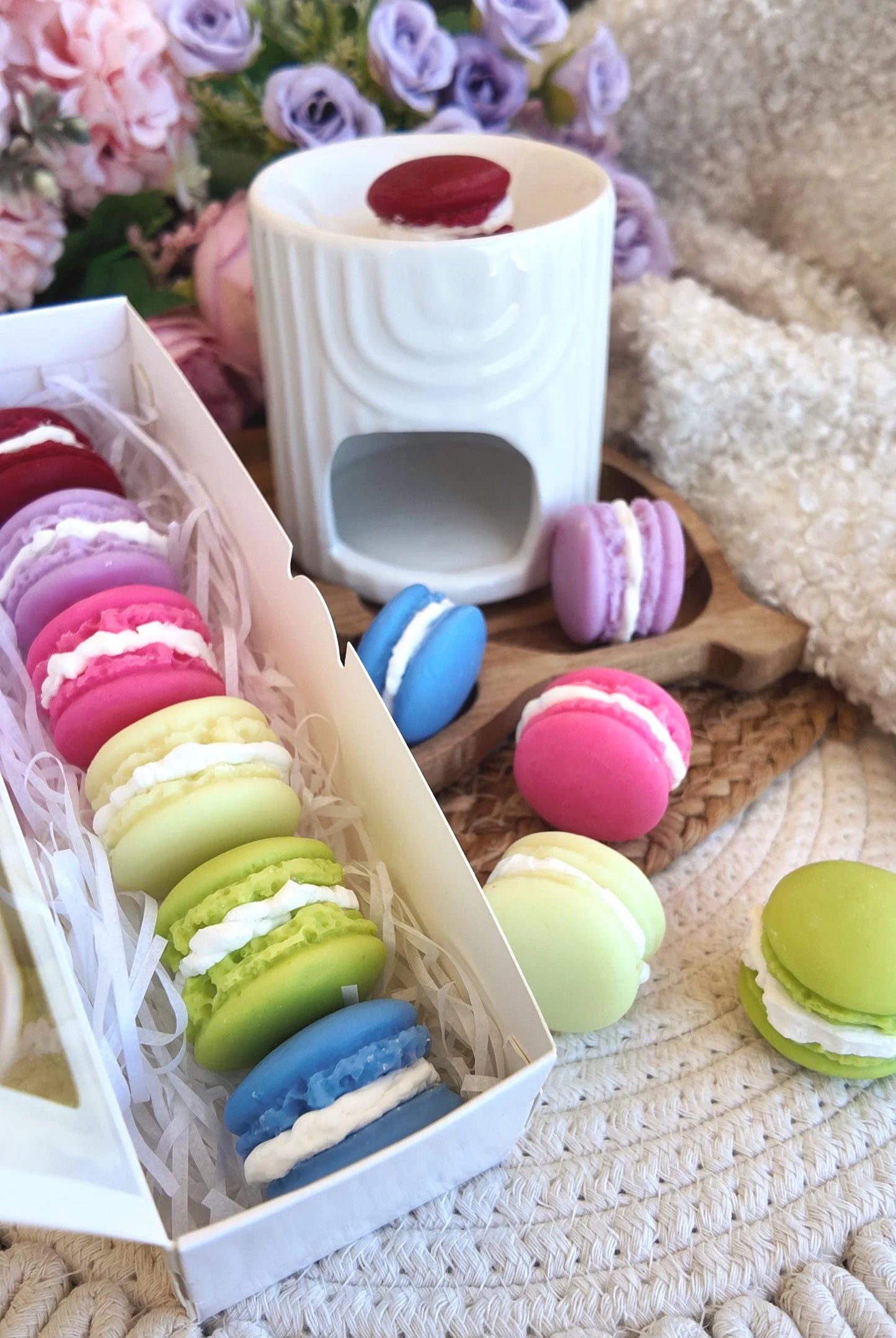 Cera de soja derretida en forma de macarons franceses, set en caja de 6 wax melts con aromas sorpresa