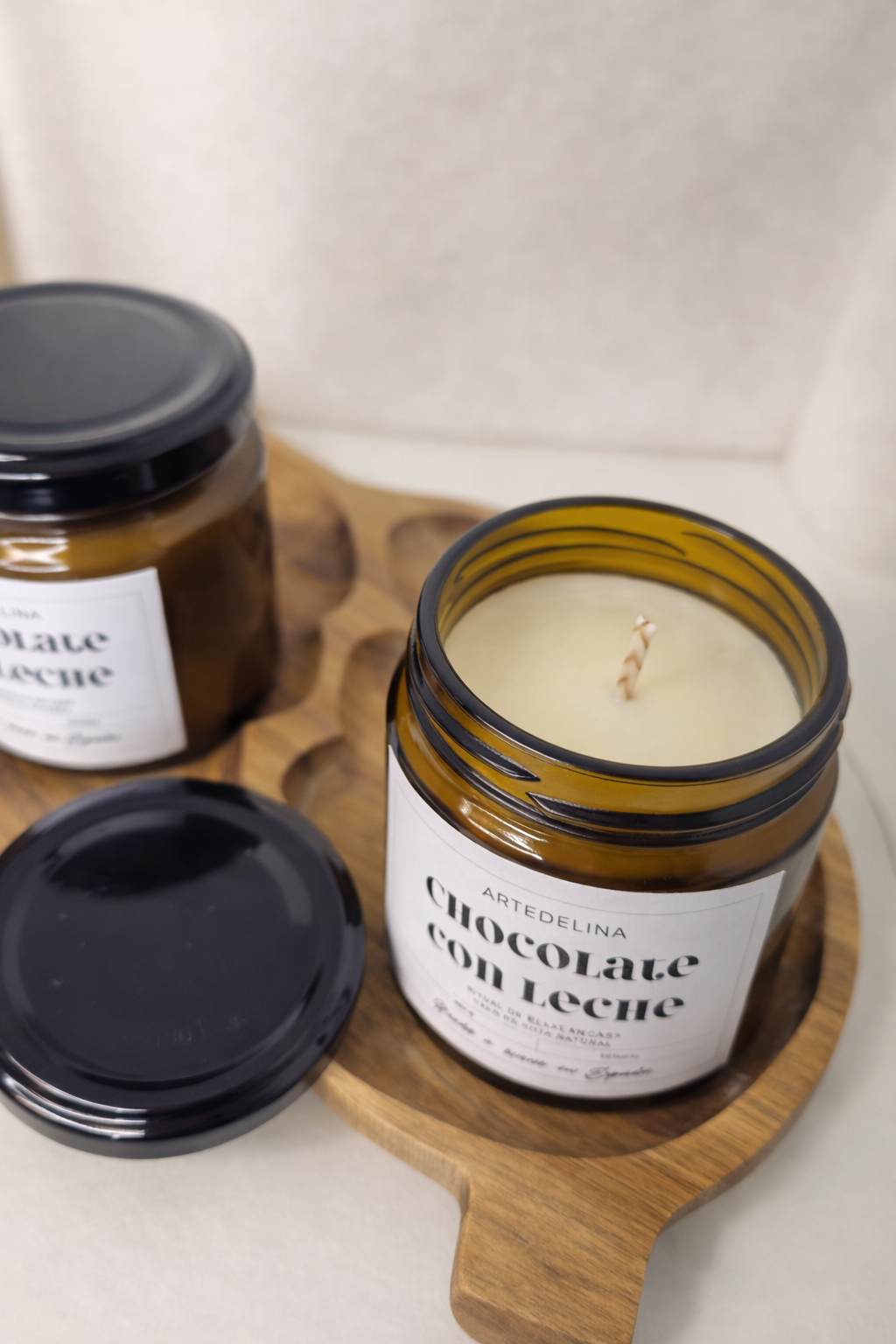 Vela chocolate con leche suizo 180g encendida creando ambiente acogedor y dulce en el hogar