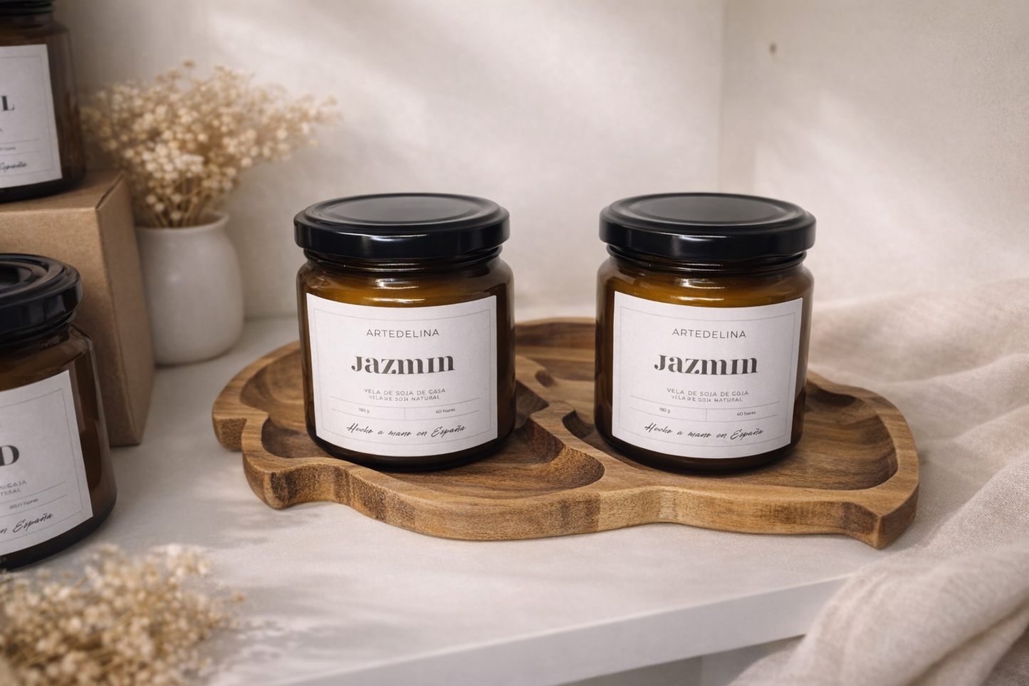 Vela de jazmín 180g encendida creando ambiente floral elegante en el hogar