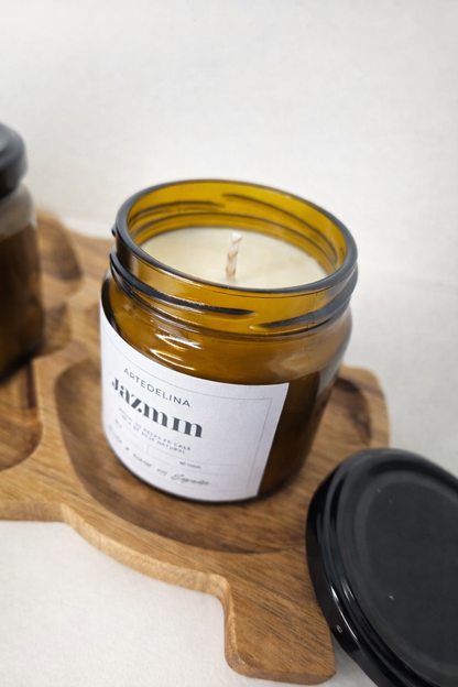 Detalle de vela aromática de jazmín elaborada con cera de soja natural