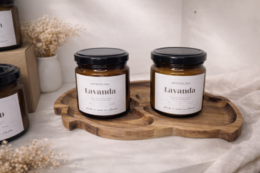 Vela de lavanda 180g encendida creando ambiente relajante en el hogar