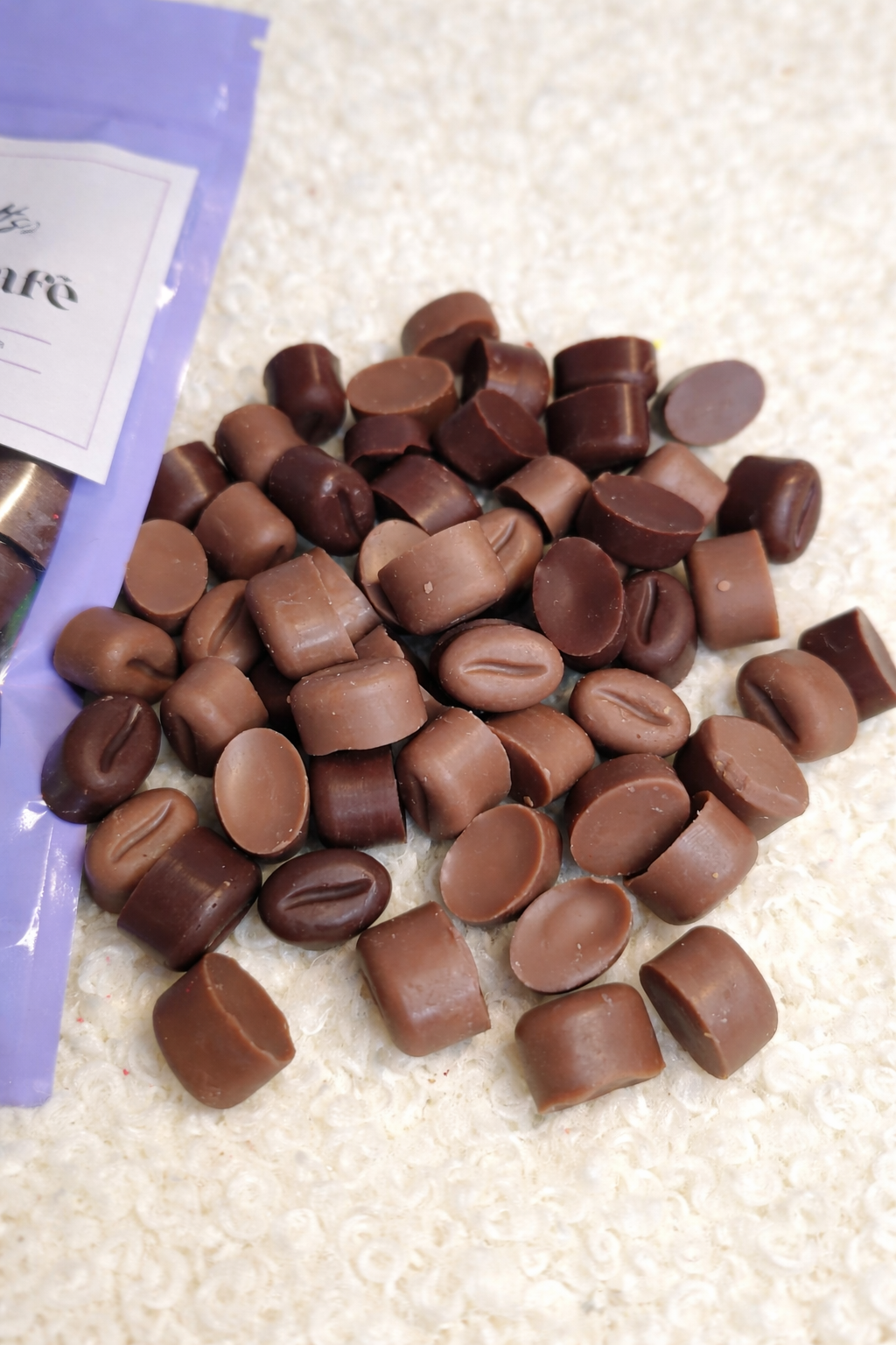 Detalle de wax melts aroma café en cera de soja con forma artesanal.